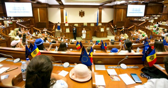 26.07.2019 Copiii de la La La Play Voices în vizită la Parlament (48380385382)
