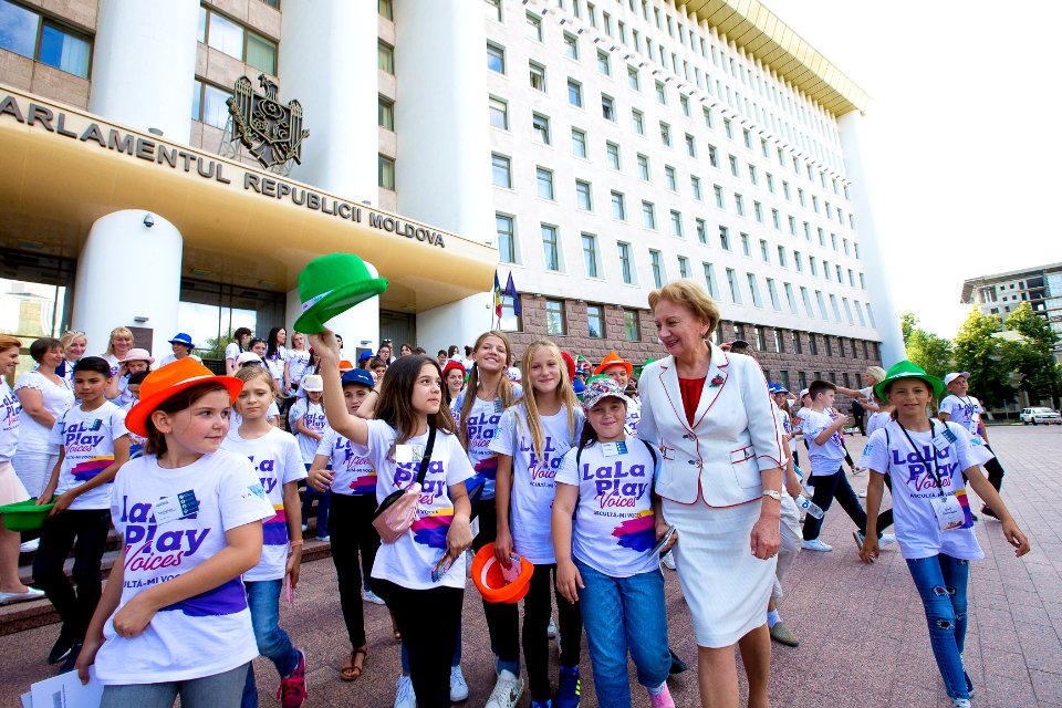 26.07.2019 Copiii de la La La Play Voices în vizită la Parlament (48380390167)