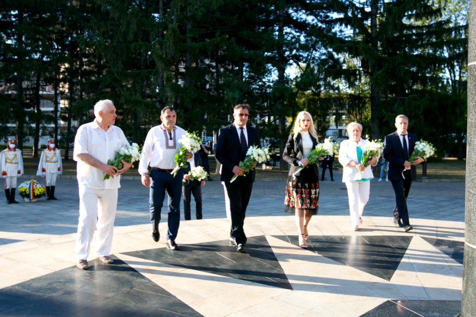 27.08.2020 Depunere de flori la Memorialul ”Eternitate” și la Monumentul lui Ștefan cel Mare și Sfânt (50273283193)