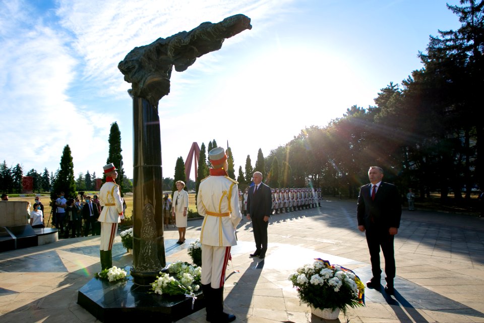 27.08.2020 Depunere de flori la Memorialul ”Eternitate” și la Monumentul lui Ștefan cel Mare și Sfânt (50273296083)
