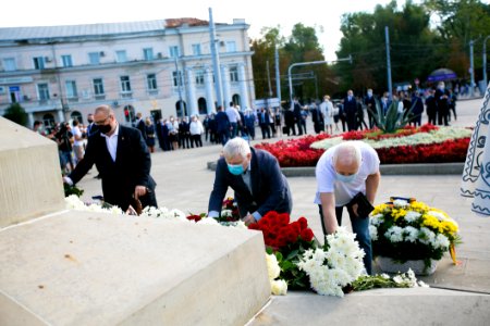 27.08.2020 Depunere de flori la Memorialul ”Eternitate” și la Monumentul lui Ștefan cel Mare și Sfânt (50273967416)