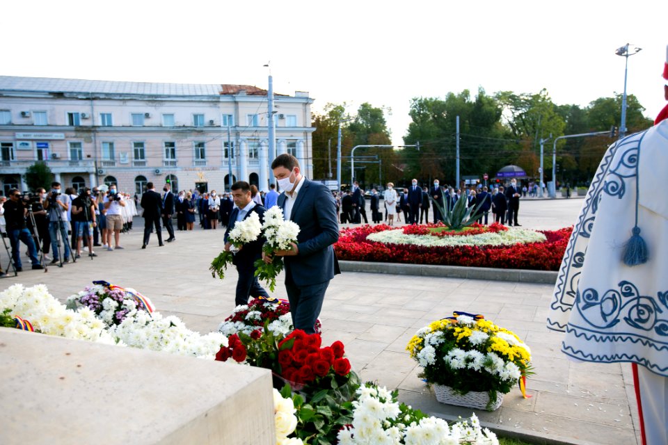 27.08.2020 Depunere de flori la Memorialul ”Eternitate” și la Monumentul lui Ștefan cel Mare și Sfânt (50274130142)
