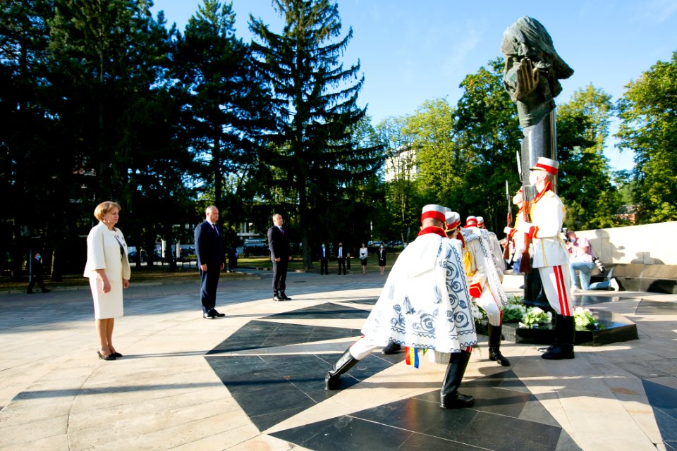 27.08.2020 Depunere de flori la Memorialul ”Eternitate” și la Monumentul lui Ștefan cel Mare și Sfânt (50274136042)