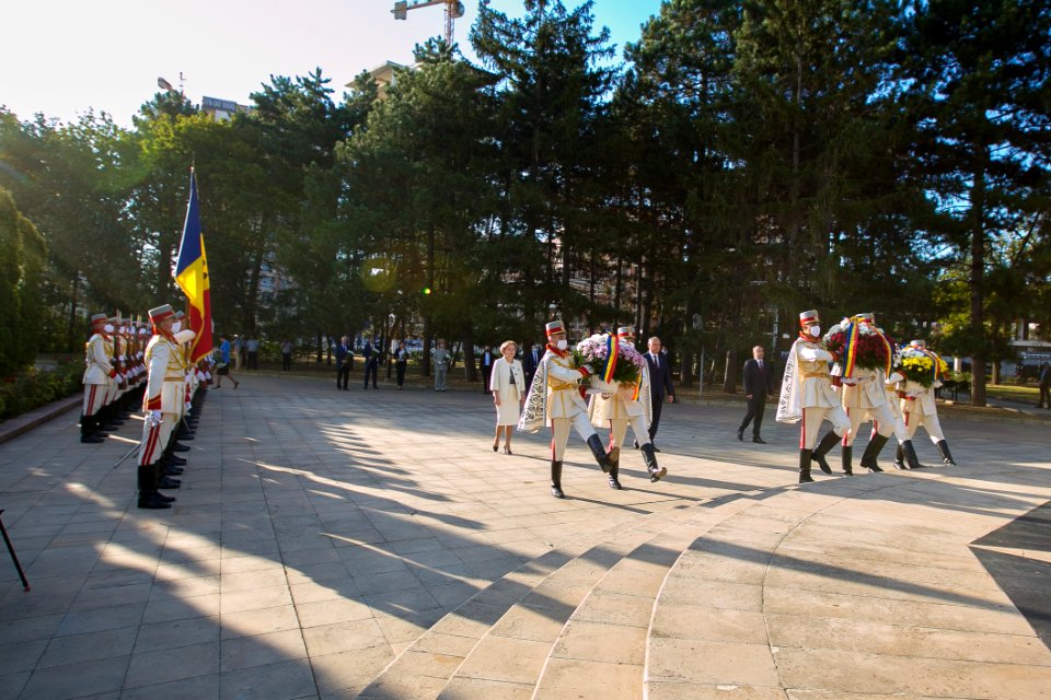 27.08.2020 Depunere de flori la Memorialul ”Eternitate” și la Monumentul lui Ștefan cel Mare și Sfânt (50273297848)
