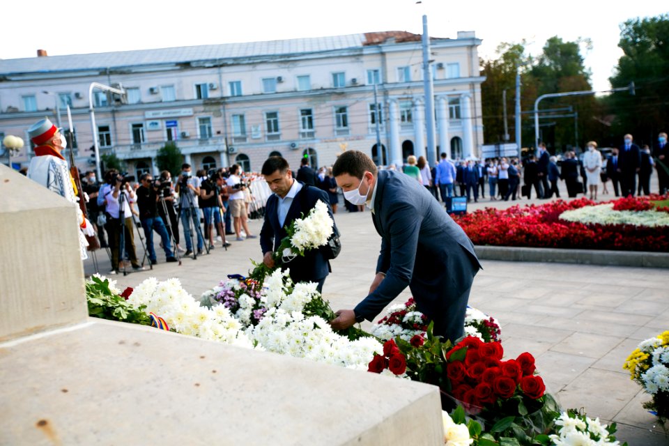 27.08.2020 Depunere de flori la Memorialul ”Eternitate” și la Monumentul lui Ștefan cel Mare și Sfânt (50273966196)