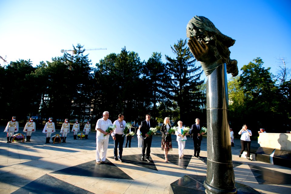 27.08.2020 Depunere de flori la Memorialul ”Eternitate” și la Monumentul lui Ștefan cel Mare și Sfânt (50274121457)