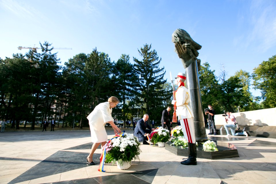 27.08.2020 Depunere de flori la Memorialul ”Eternitate” și la Monumentul lui Ștefan cel Mare și Sfânt (50273297028)
