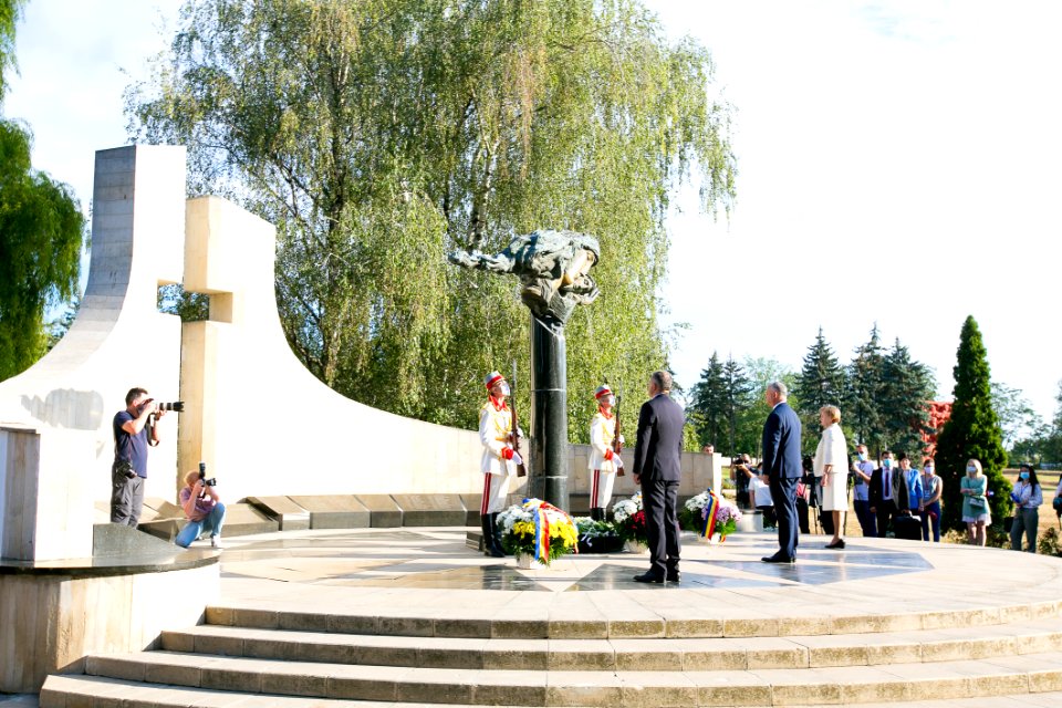 27.08.2020 Depunere de flori la Memorialul ”Eternitate” și la Monumentul lui Ștefan cel Mare și Sfânt (50273295923)