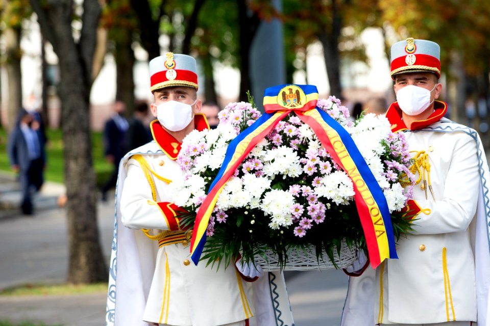 27.08.2020 Depunere de flori la Memorialul ”Eternitate” și la Monumentul lui Ștefan cel Mare și Sfânt (50274124317)