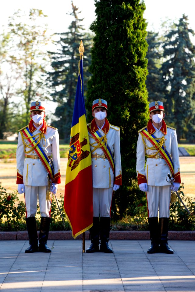 27.08.2020 Depunere de flori la Memorialul ”Eternitate” și la Monumentul lui Ștefan cel Mare și Sfânt (50273961826)