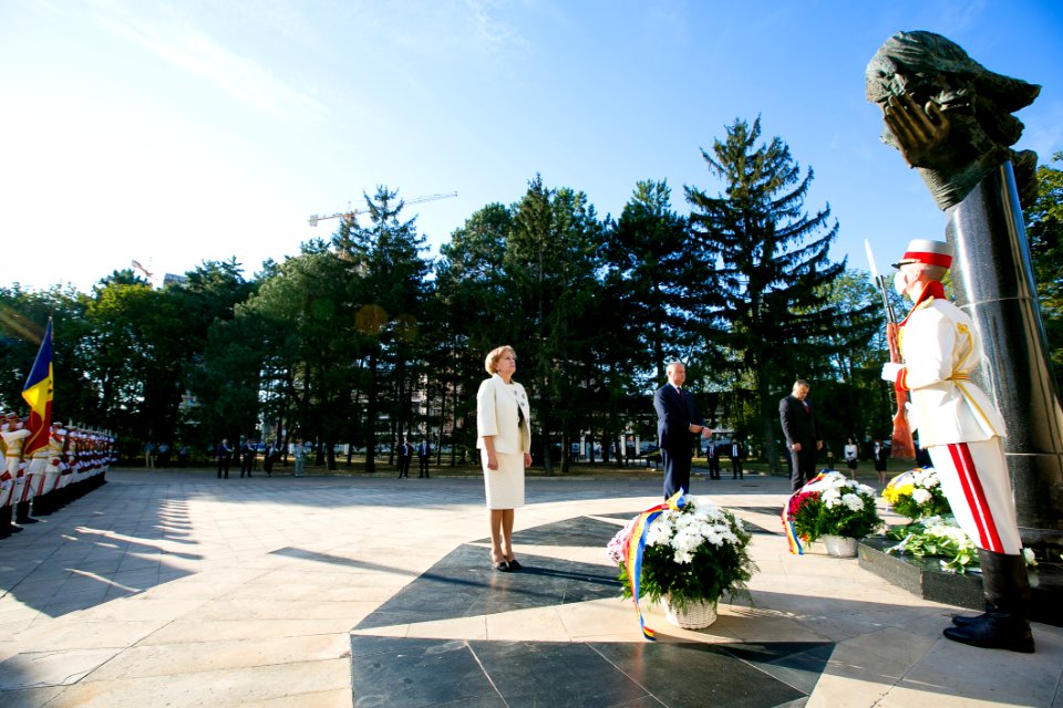 27.08.2020 Depunere de flori la Memorialul ”Eternitate” și la Monumentul lui Ștefan cel Mare și Sfânt (50274135067)
