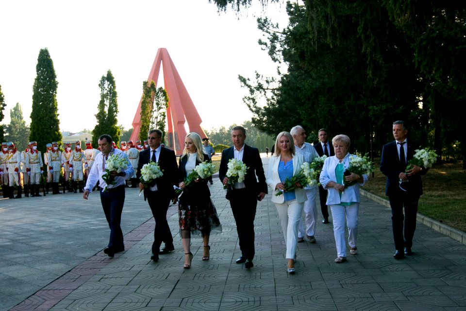 27.08.2020 Depunere de flori la Memorialul ”Eternitate” și la Monumentul lui Ștefan cel Mare și Sfânt (50274121867)