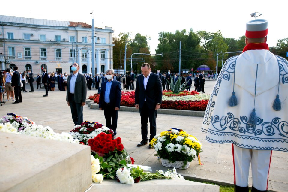 27.08.2020 Depunere de flori la Memorialul ”Eternitate” și la Monumentul lui Ștefan cel Mare și Sfânt (50274131922)