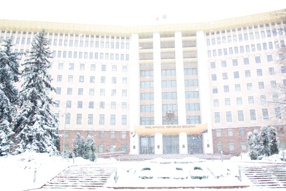 28.01.2021 Iarna în scuarul Parlamentului Republicii Moldova (50884168307)