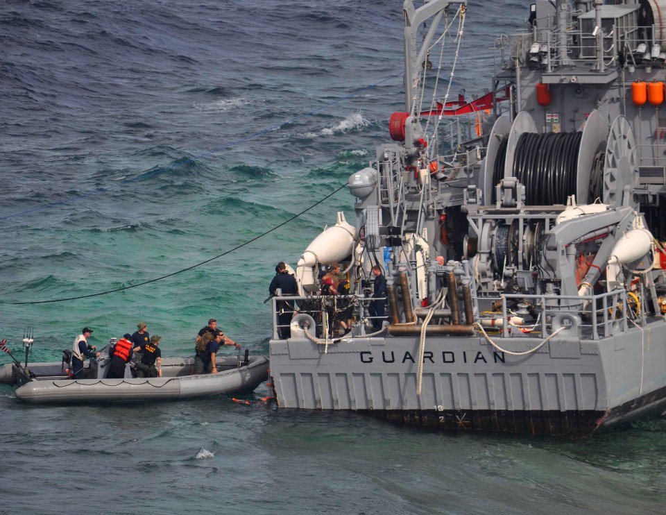 A U.S. Navy salvage assessment team boards USS Guardian. (8414099200)