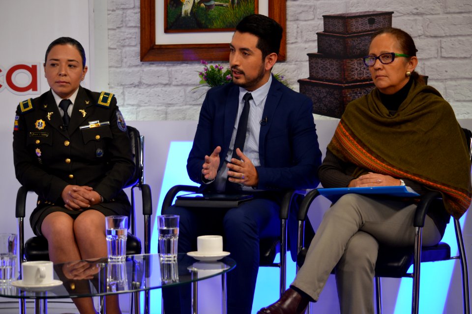 Autoridades del MDI y de la Policía Nacional otorgan entrevistas en medios de comunicación (31154233407)