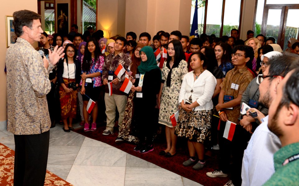 Break the fast with YES Exchange Students at the Ambassador Blake’s Residence (18858007600)