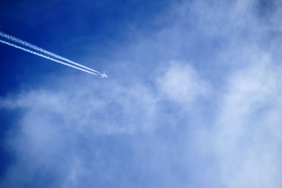 Condensation line sky airliner