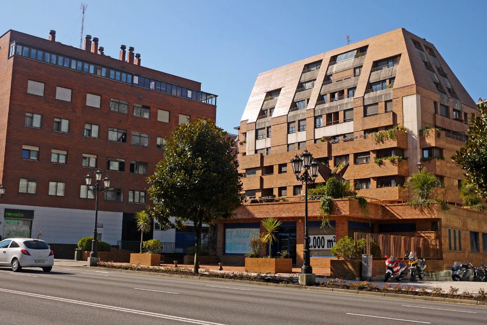 Calle Hermanos Menéndez Pidal (15183964047)