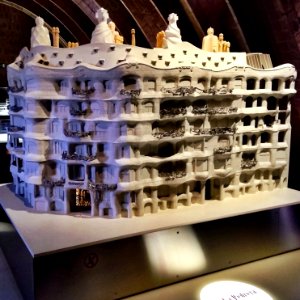 Casa Milà, Barcelona (35834105354)
