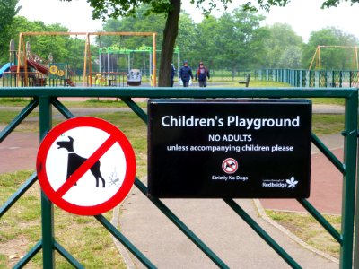 Children-Playground-NoDogs-Signs-P1400667 (34048400480)