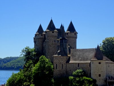Château de Val, sur le lac artificiel de barrage sur la Dordogne, Lanobre, Cantal