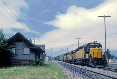 CNW 5524 an ex-Conrail GP40 at West Allis, Wis., depot, 82nd St. in July 1982 (32266364892)