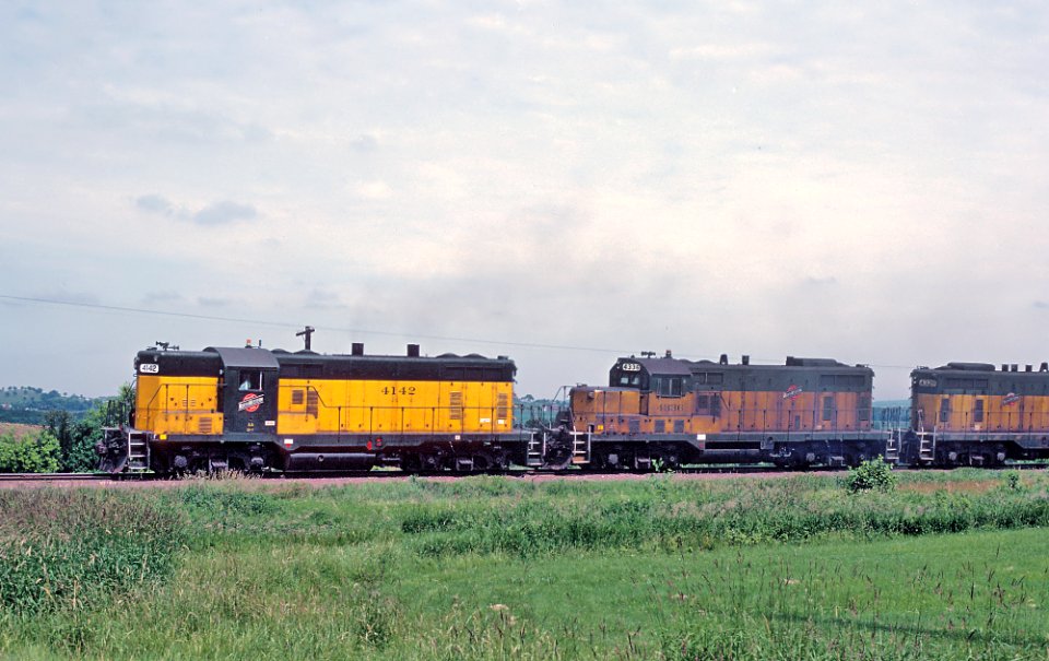CNW 4142 ex-CRIP GP7R West of Waukesha, WI in July 1982 R28 (32266365542)