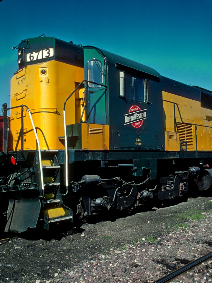 CNW 6713 at Escanaba, MI July 1982 (32377113606)