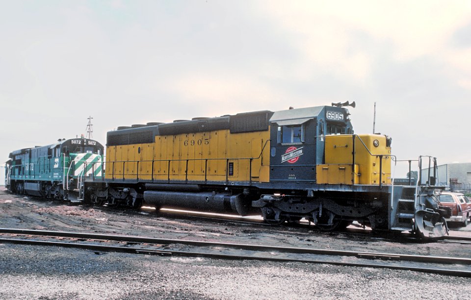 CNW SD40-2 6905 and BN C30-7 5072 at Butler (Milwaukee), WI in July 1982 (32266369092)