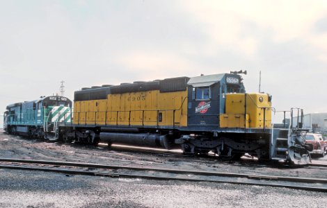 CNW SD40-2 6905 and BN C30-7 5072 at Butler (Milwaukee), WI in July 1982 (32266369092) photo
