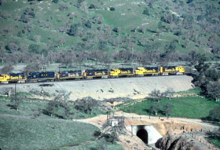 Clockwise Around Tehachapi Loop -- 3 Photos (31361098645)