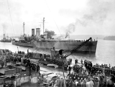 Cruiser HMS Exeter (68) coming into Plymouth on February the 14th 1940 after returning from the battle of The River Plate, December 1939 . - Flickr - tormentor4555 photo