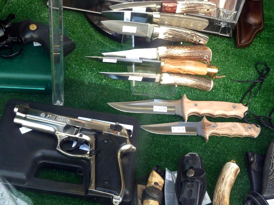 Cuchillos, pistola (15419937369)
