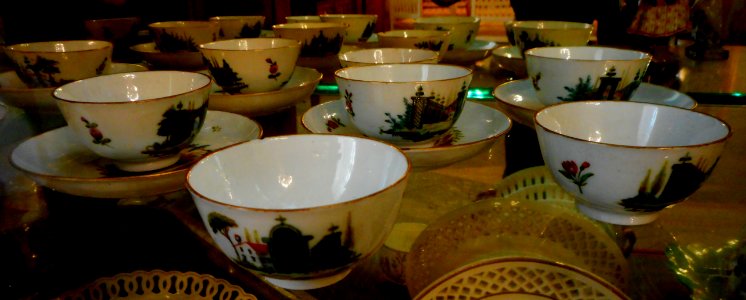 Cups with landscapes (about 1765) - Manufacture by Geminiano Cozzi in Venice - Villa Pignatelli Museum in Naples (31354208678)