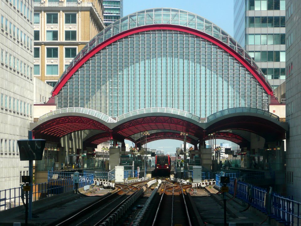 DLR-B92-74-CanaryWharf-P1160335 (36690741625)