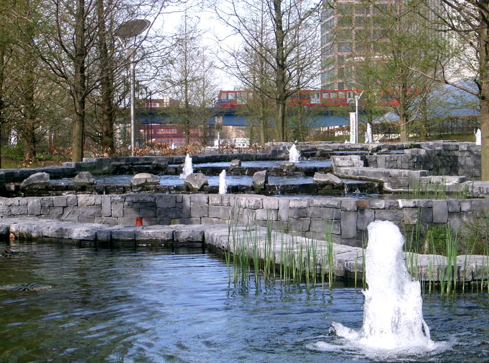 DLR-MiddleDock-JubileeGdns-CIMG6496 (36644758136)