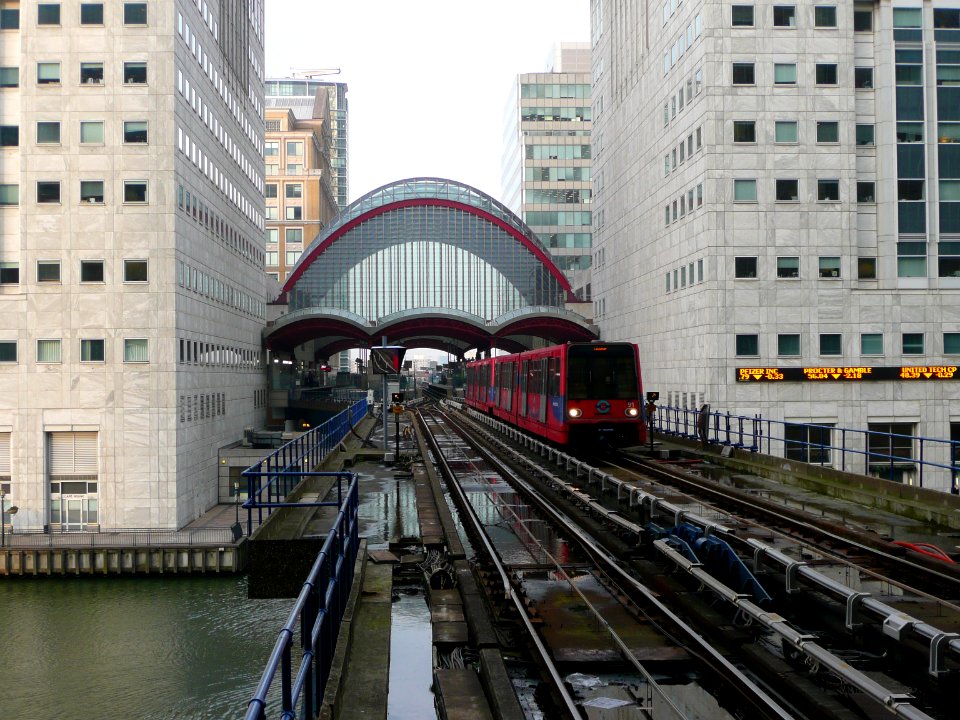 DLR-B92-91-CanaryWharf-P1070533 (35855967194)