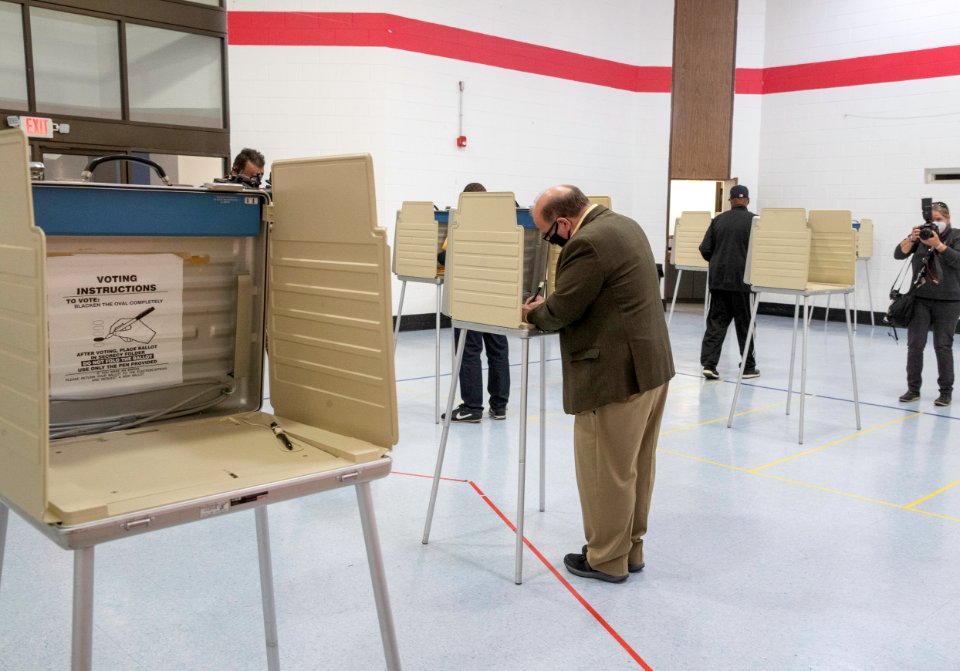 Duggan voting at Butzel Family Ctr.-2403 (50433527241)