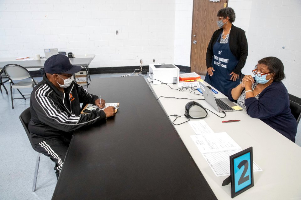 Duggan voting at Butzel Family Ctr.-2377 (50433529921)