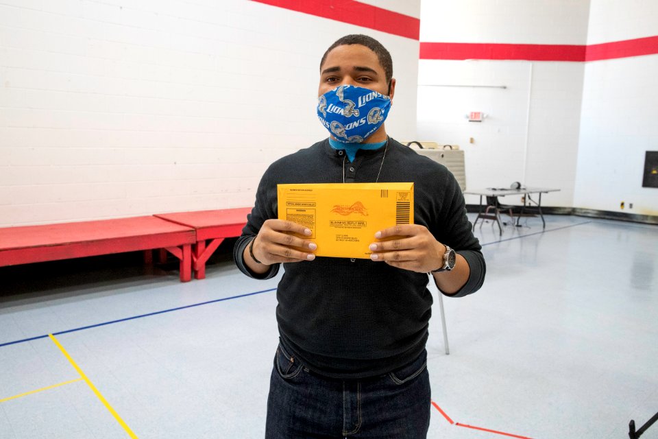 Duggan voting at Butzel Family Ctr.-2419 (50433692687)