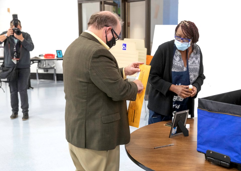 Duggan voting at Butzel Family Ctr.-2414 (50433525641)