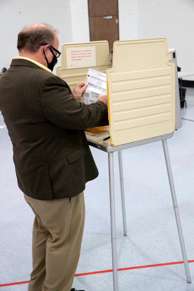 Duggan voting at Butzel Family Ctr.-2390 (50433528301)