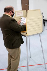Duggan voting at Butzel Family Ctr.-2390 (50433528301)