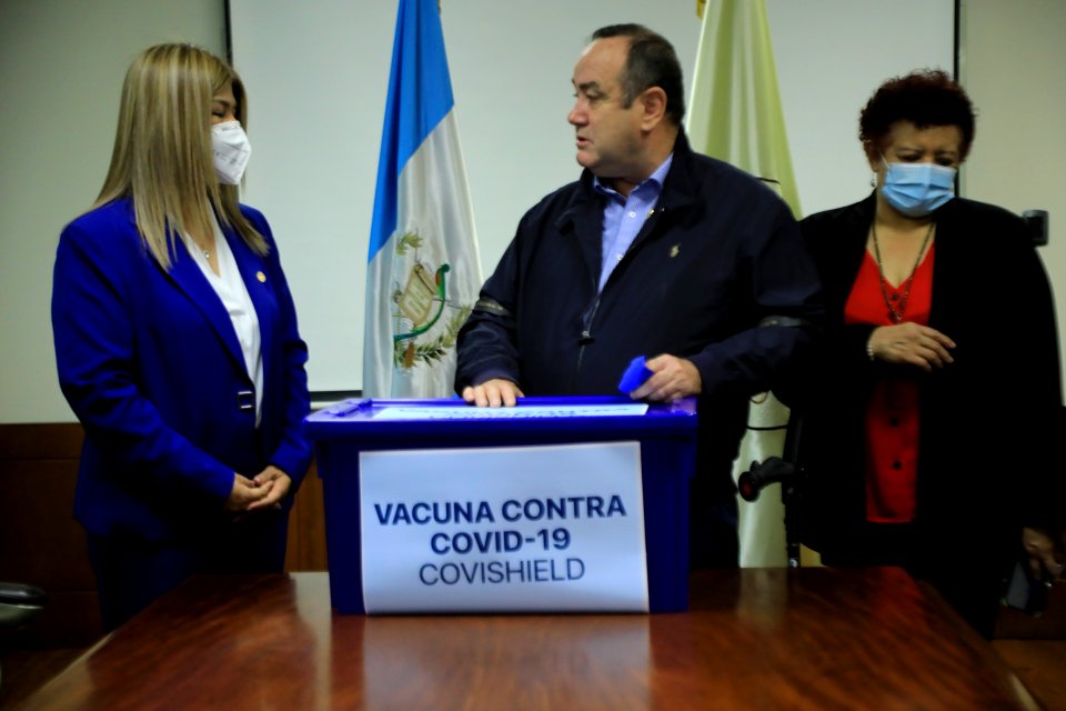 Entregan al IGSS 5 mil dosis de vacuna contra el COVID-19. 20210303 GIAMMATTEI - IGSS 0002 (51182667035)