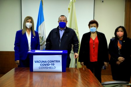 Entregan al IGSS 5 mil dosis de vacuna contra el COVID-19. 20210303 GIAMMATTEI - IGSS 0006 (51181796608)
