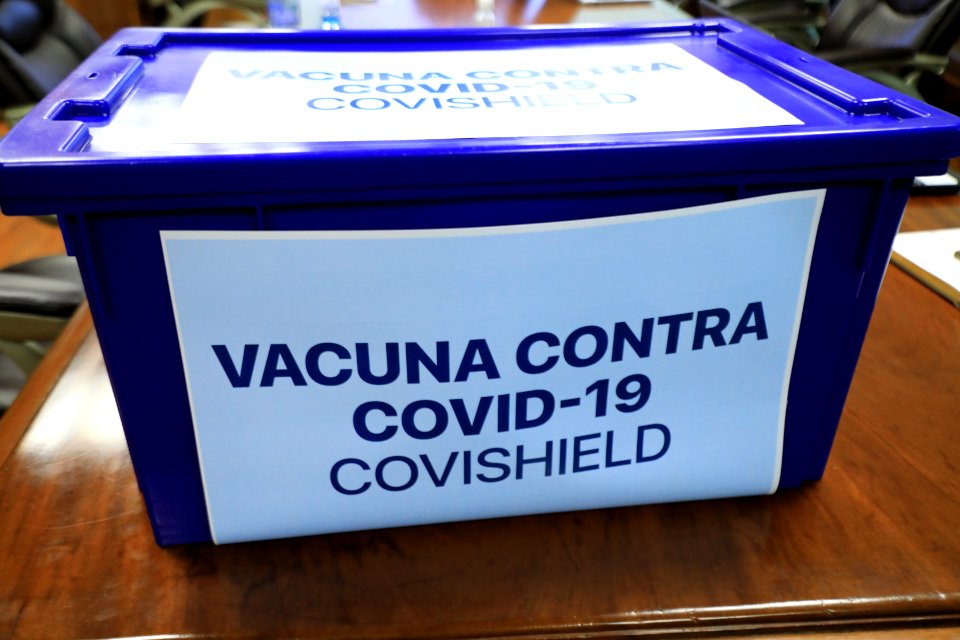 Entregan al IGSS 5 mil dosis de vacuna contra el COVID-19. 20210303 GIAMMATTEI - IGSS 0001 (51181797293)