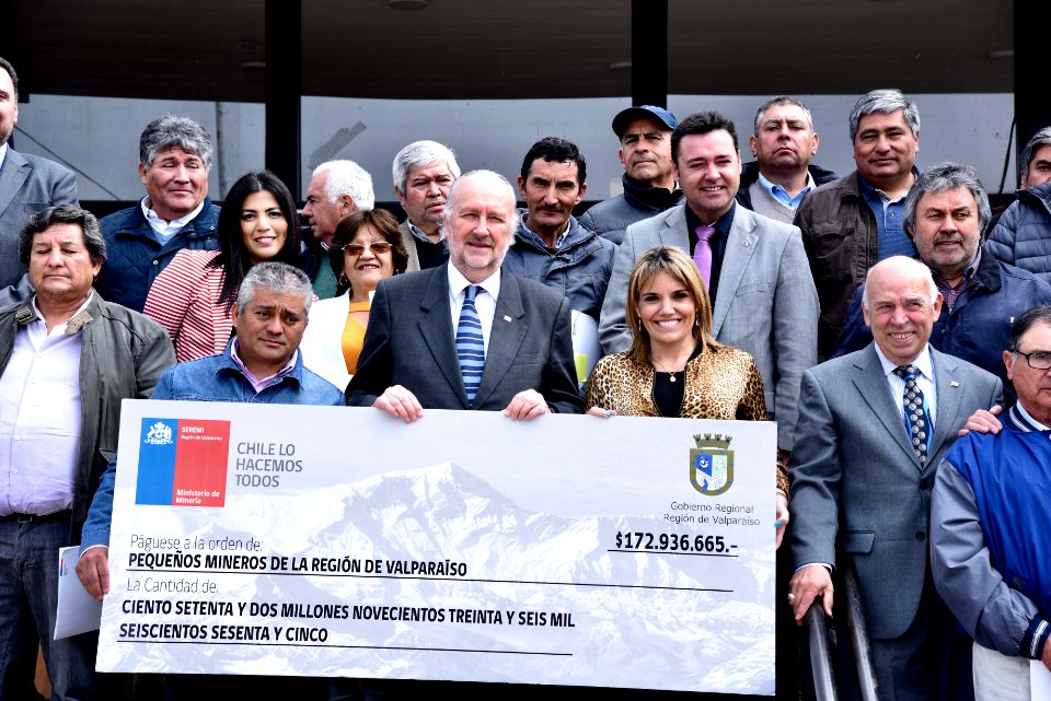 ENTREGA DE BENEFICIOS PARA PEQUEÑOS MINEROS DE LA PROVINCIA DE PETORCA (29678048067)