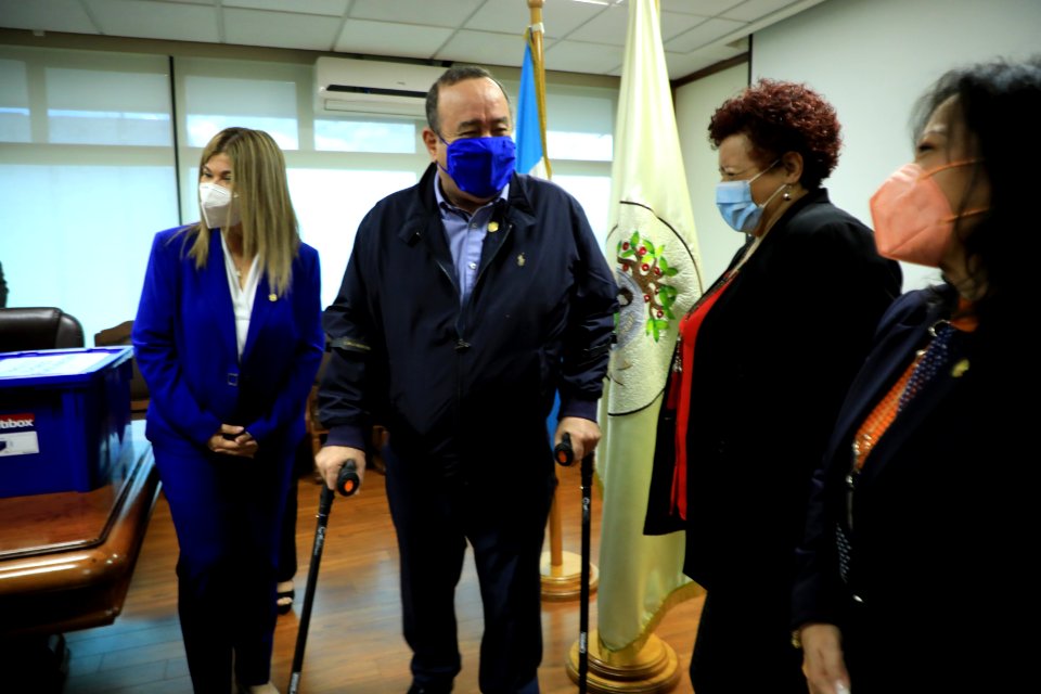 Entregan al IGSS 5 mil dosis de vacuna contra el COVID-19. 20210303 GIAMMATTEI - IGSS 0007 (51181796478)