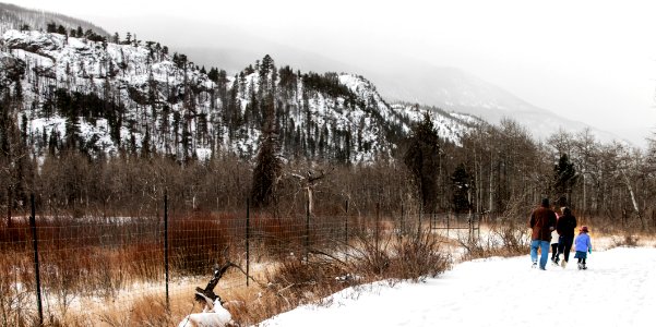 Family on Snowy Trail (31747097125) photo